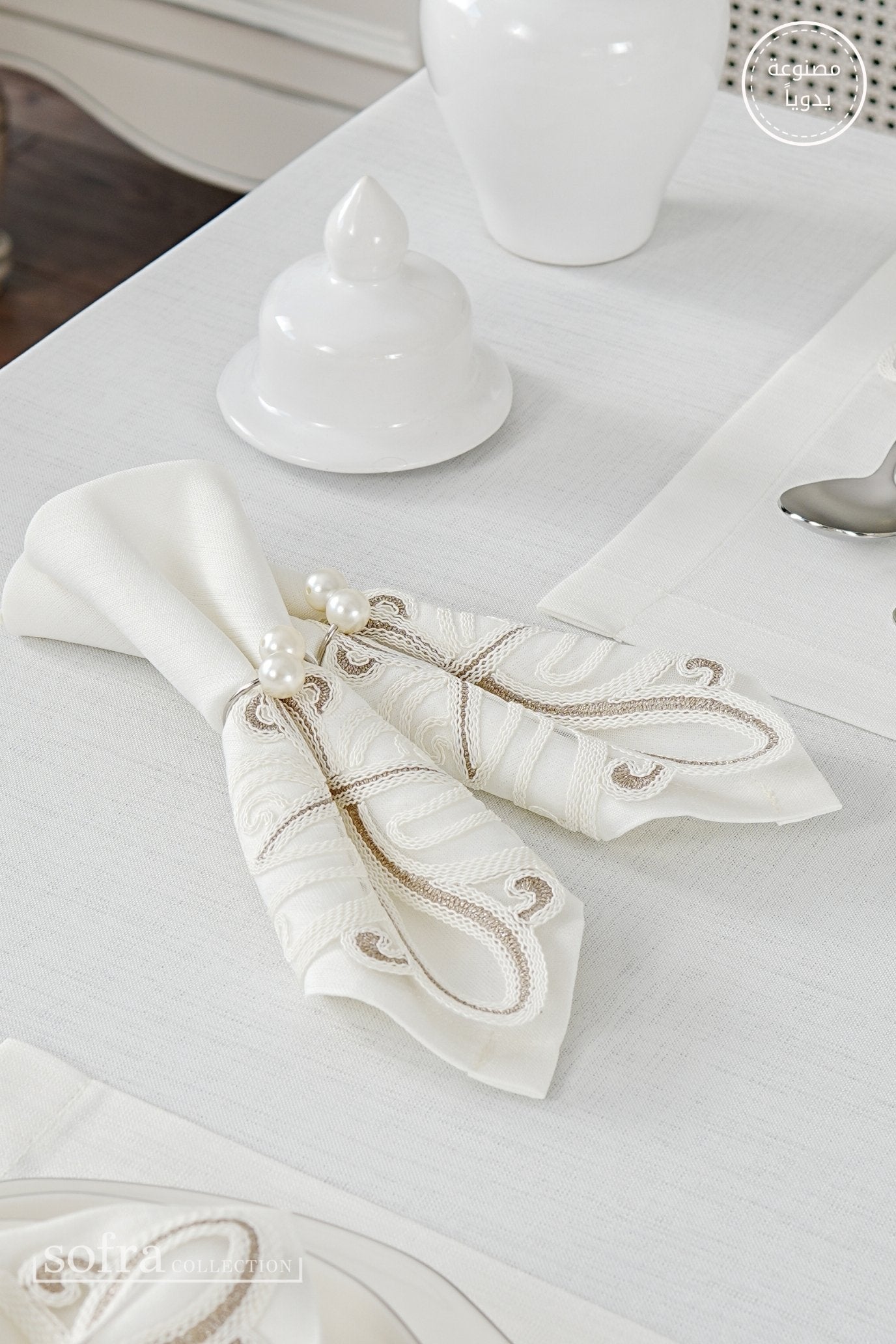 طقم مفارش سفرة كامل مزين بدانتيل بنى واوف وايت - موديل فينتو  – ٣٨ قطعة – ١٢ شخص - قماش كتان مقاوم للبقع