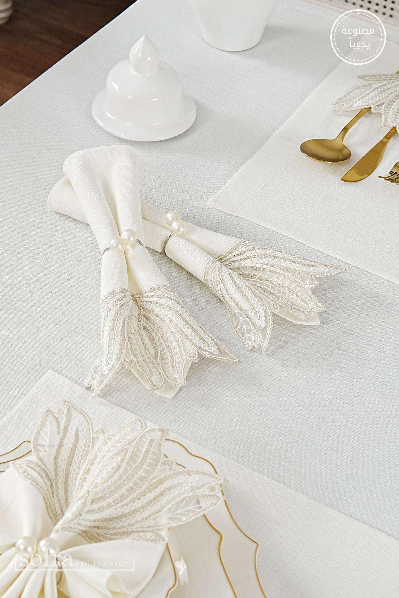 طقم مفارش سفرة كامل مزين بدانتيل بذهبى - موديل كاكتوس  – ٣٨ قطعة – ١٢ شخص - قماش كتان مقاوم للبقع