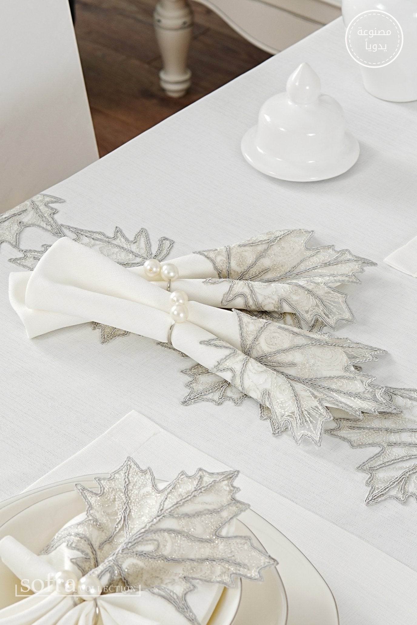 طقم مفارش سفرة كامل مزين بدانتيل فضى ورمادى - موديل شنار  – ٣٨ قطعة – ١٢ شخص - قماش كتان مقاوم للبقع