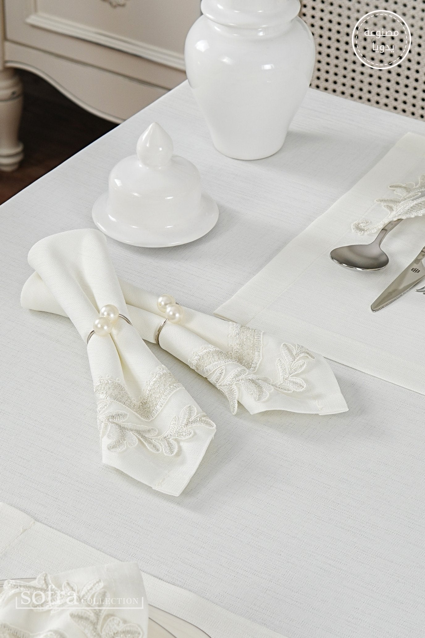 طقم مفارش سفرة كامل مزين بدانتيل فضى - موديل زاهيرة  – ٣٨ قطعة – ١٢ شخص - قماش كتان مقاوم للبقع