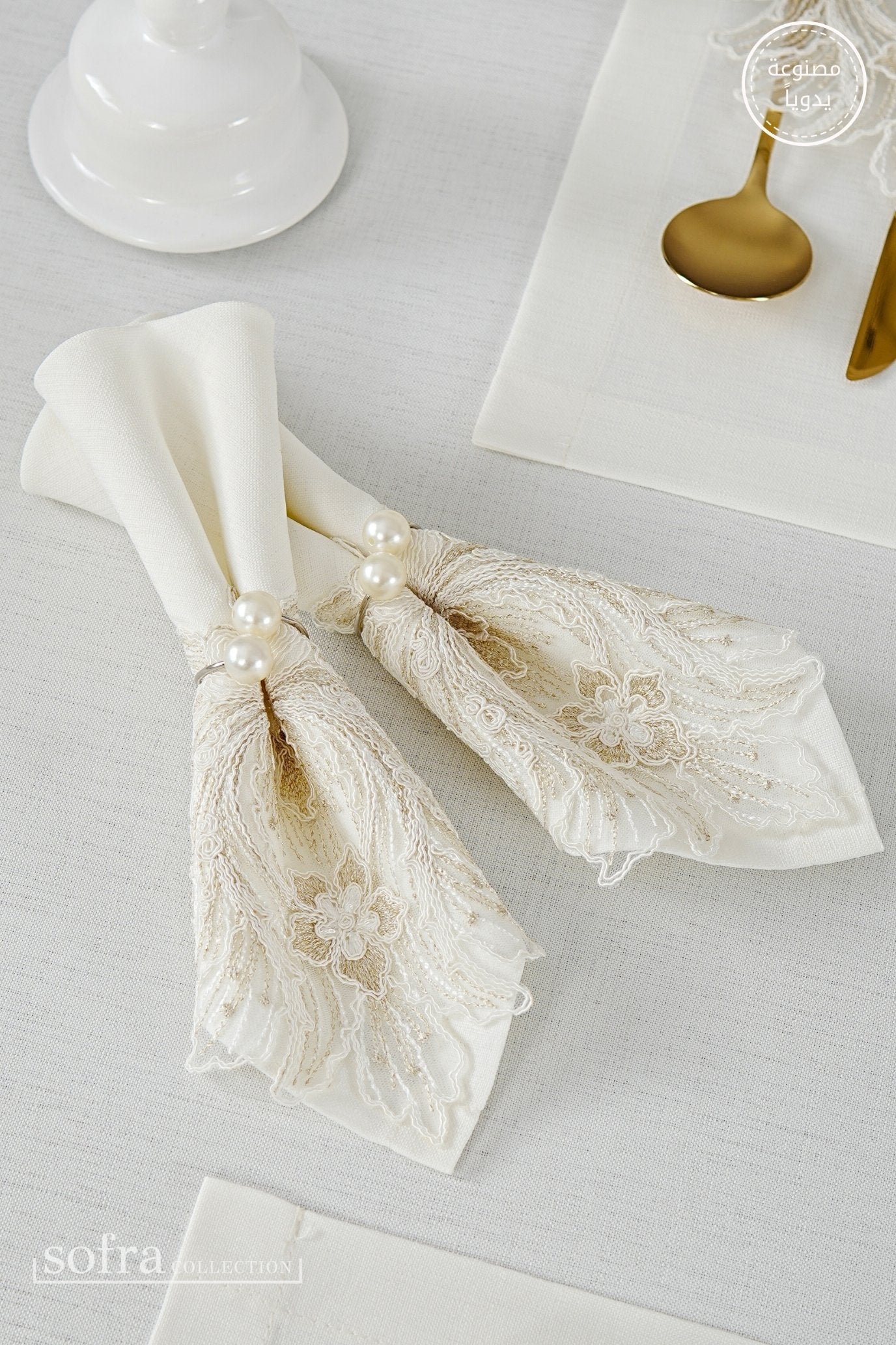 طقم مفارش سفرة كامل مزين بدانتيل ذهبى واوف وايت - موديل تاج محل  – ٣٨ قطعة – ١٢ شخص - قماش كتان مقاوم للبقع