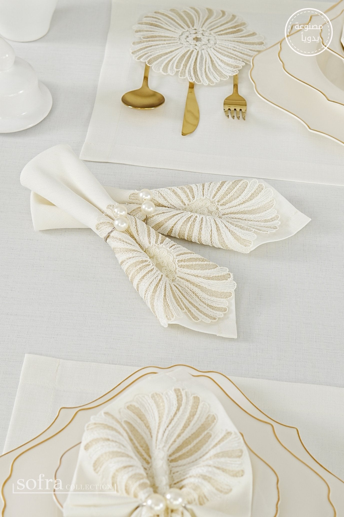 طقم مفارش سفرة كامل مزين بدانتيل ذهبى - موديل ديلينا  – ٣٨ قطعة – ١٢ شخص - قماش كتان مقاوم للبقع