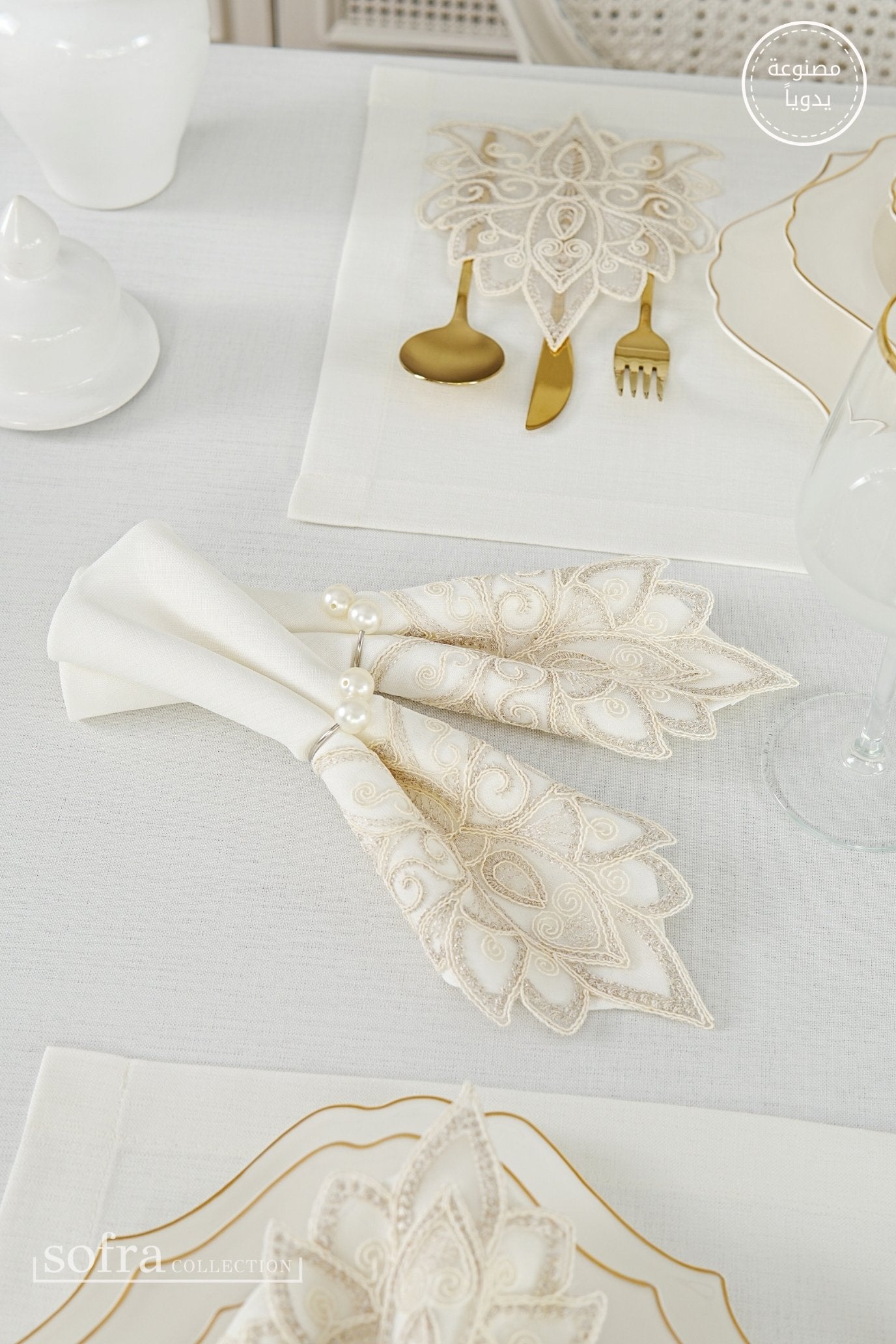 طقم مفارش سفرة كامل مزين بدانتيل ذهبى - موديل انكا  – ٣٨ قطعة – ١٢ شخص - قماش كتان مقاوم للبقع