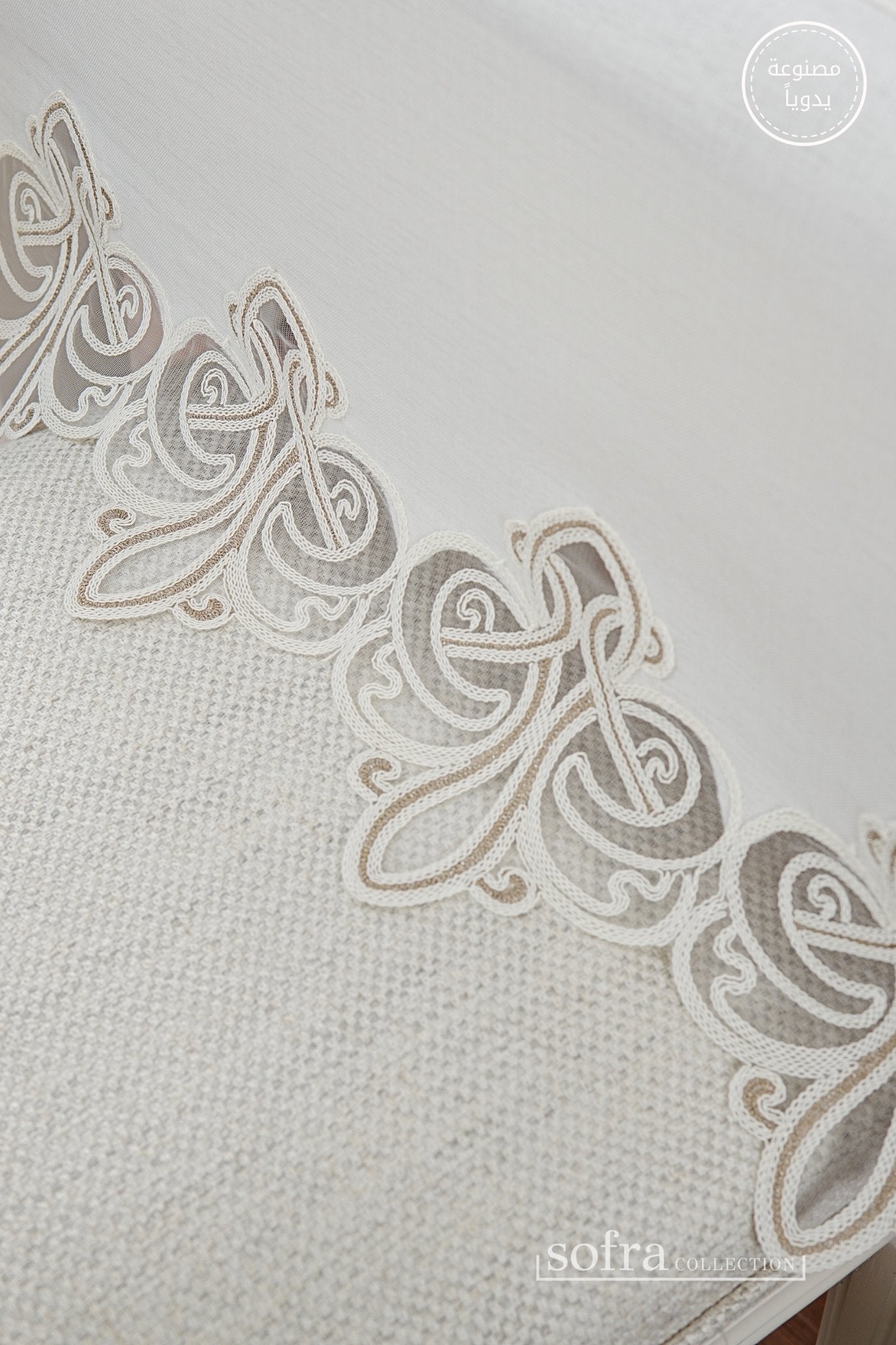 طقم مفارش سفرة كامل مزين بدانتيل بنى واوف وايت - موديل فينتو  – ٣٨ قطعة – ١٢ شخص - قماش كتان مقاوم للبقع