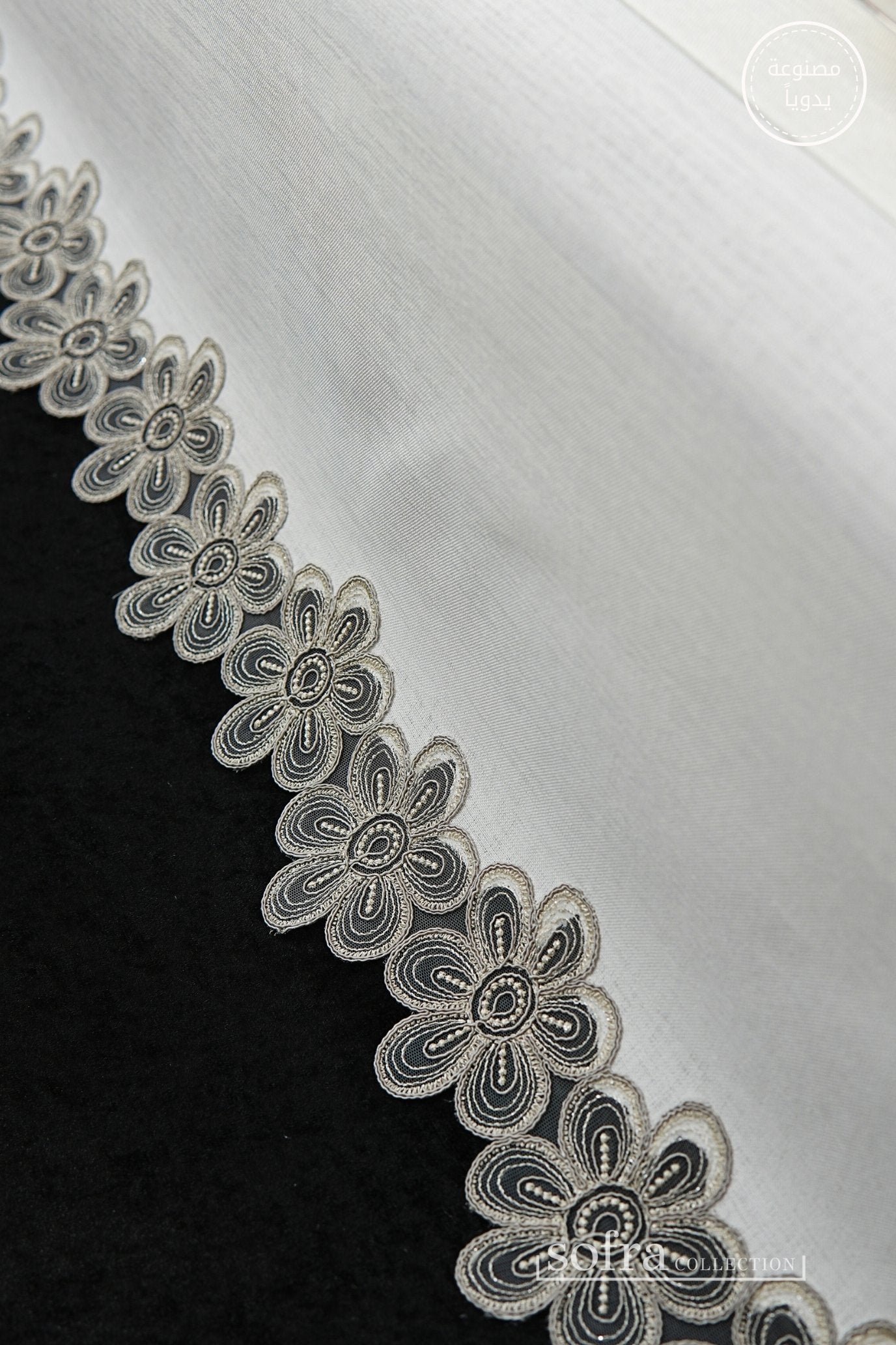 طقم مفارش سفرة مزين بدانتيل فضى - موديل فونيا – شامل المناديل - ٣٨ قطعة – ١٢ شخص - قماش كتان مقاوم للبقع