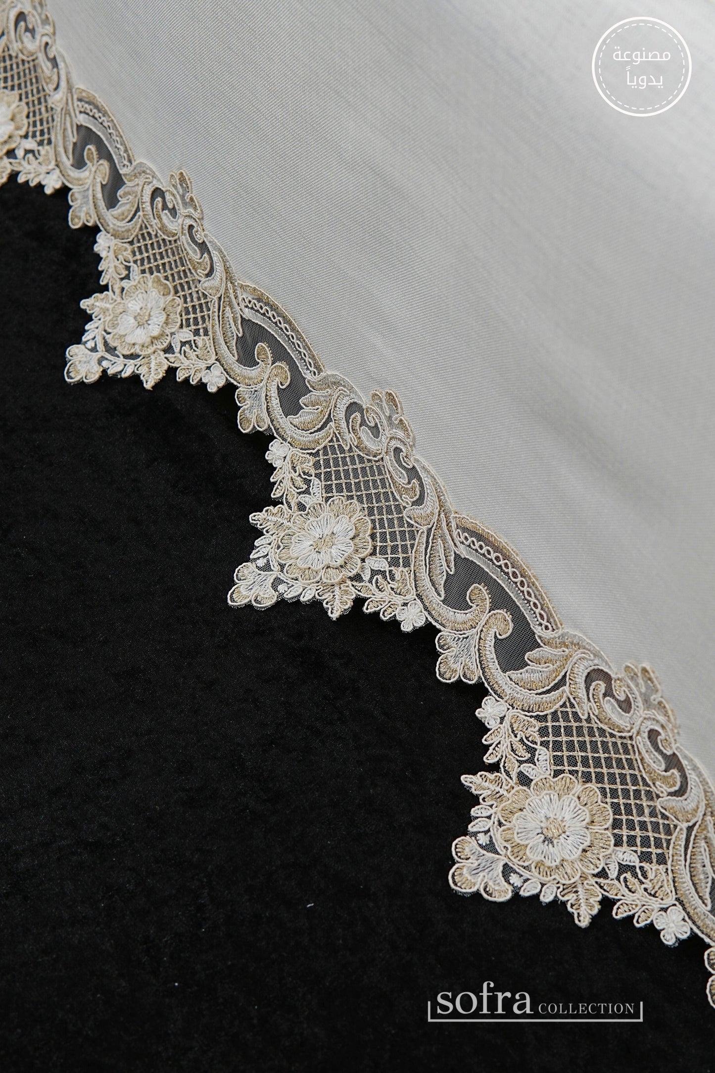 طقم مفارش سفرة كامل مزين بدانتيل ذهبى - موديل فيكتوريا  – ٣٧ قطعة – ١٢ شخص - قماش كتان مقاوم للبقع