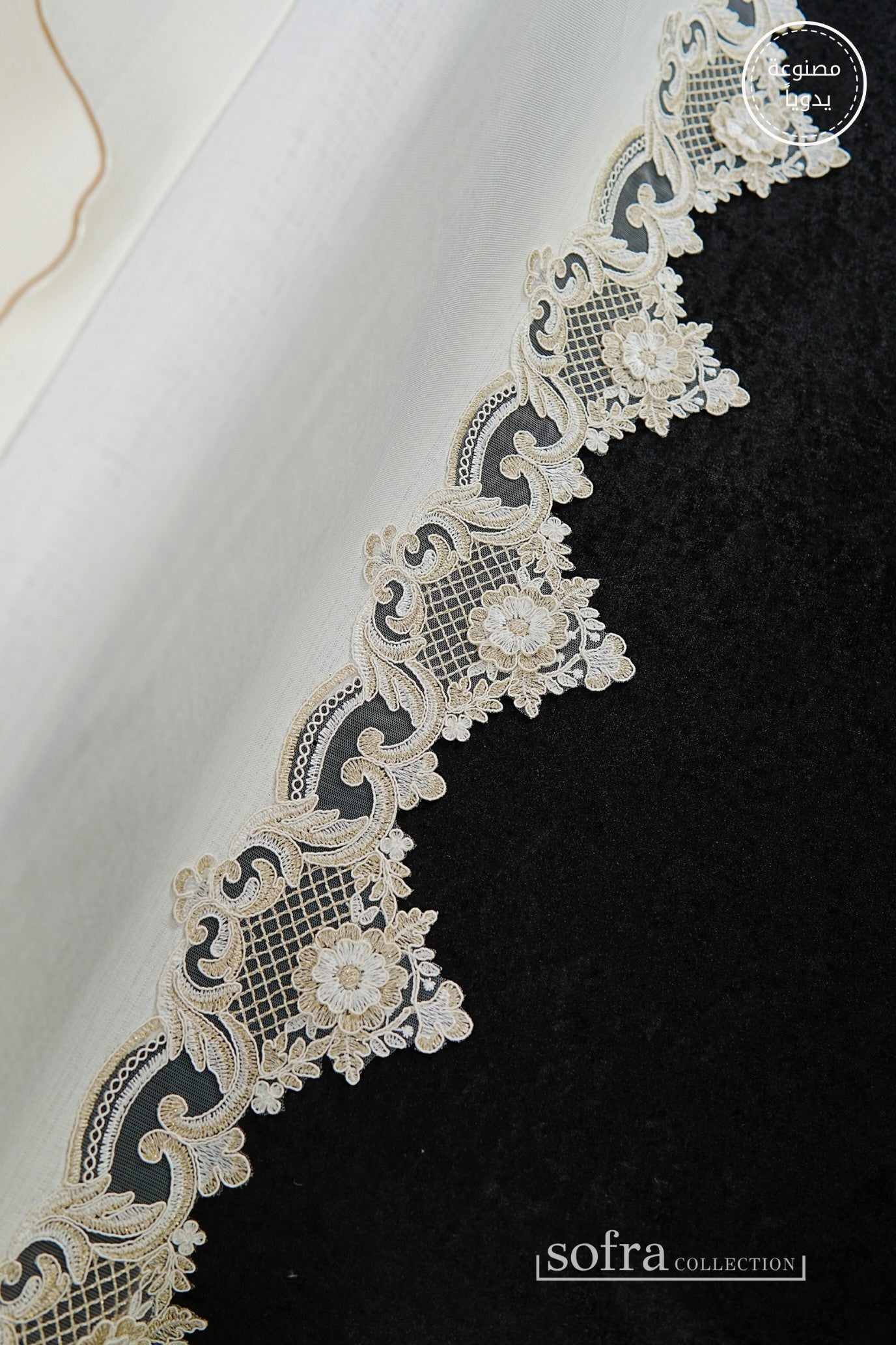 طقم مفارش سفرة كامل مزين بدانتيل ذهبى - موديل فيكتوريا  – ٣٨ قطعة – ١٢ شخص - قماش كتان مقاوم للبقع