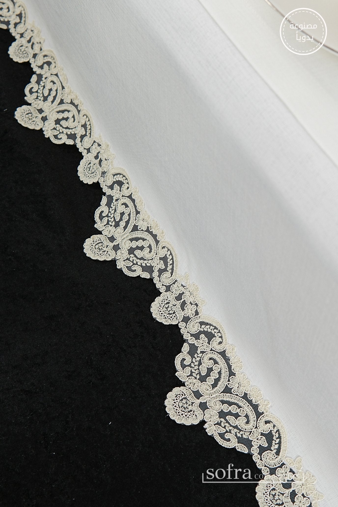 طقم مفارش سفرة كامل مزين بدانتيل اوف وايت - موديل فينتاج  – ٣٨ قطعة – ١٢ شخص - قماش كتان مقاوم للبقع