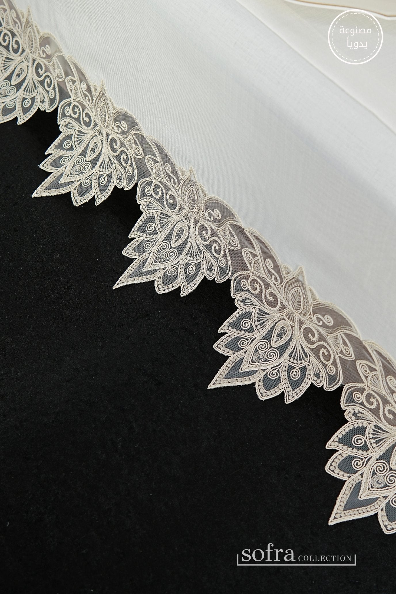 طقم مفارش سفرة كامل مزين بدانتيل ذهبى - موديل انكا  – ٣٨ قطعة – ١٢ شخص - قماش كتان مقاوم للبقع