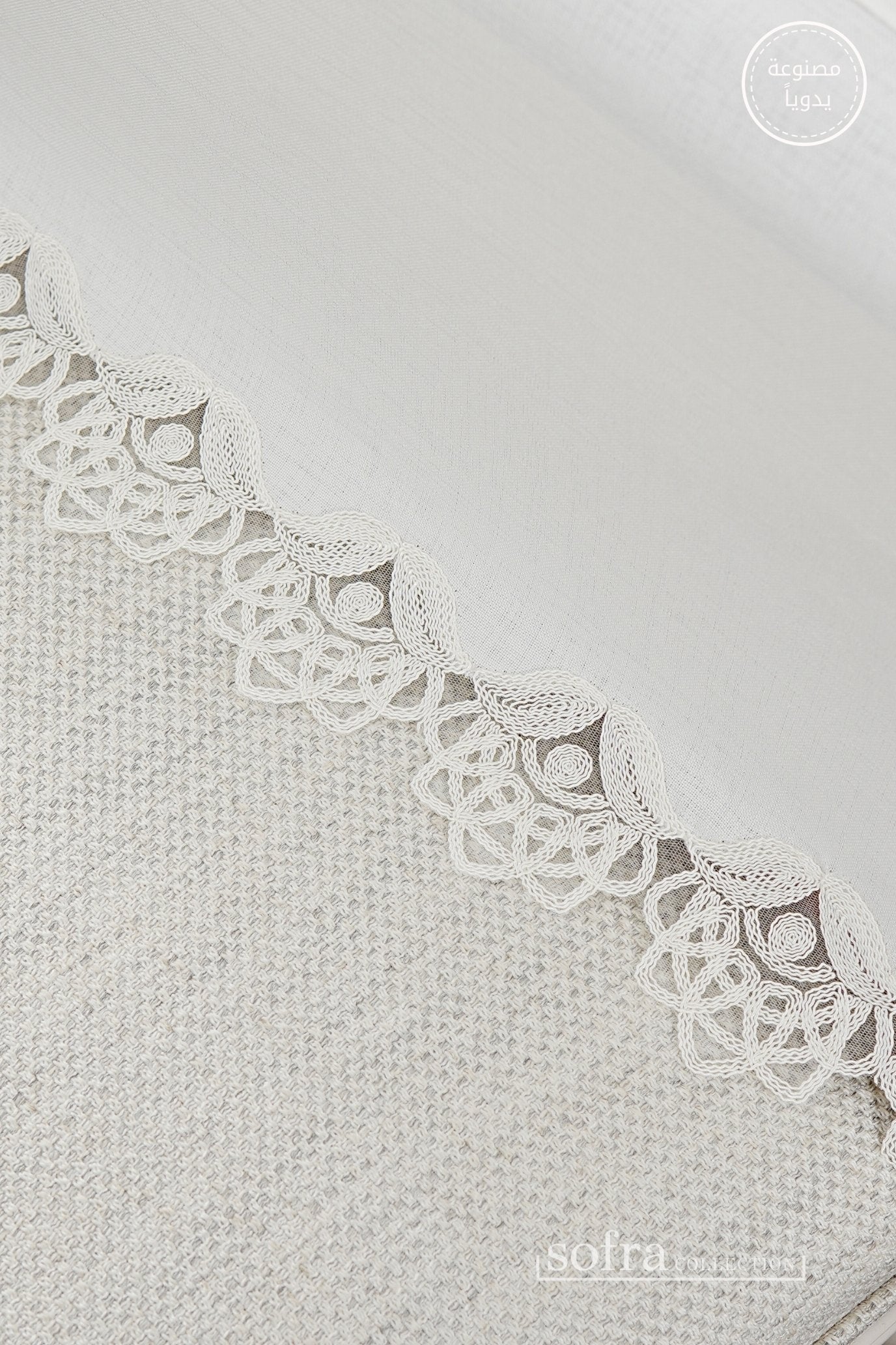 طقم مفارش سفرة كامل مزين بدانتيل اوف وايت - موديل زهرة الصيف  – ٣٨ قطعة – ١٢ شخص - قماش كتان مقاوم للبقع